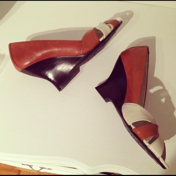 NEW! Kenneth Cole REACTION wedge peep-toe shoes. (Size 7.5) - Picture 3 of 3